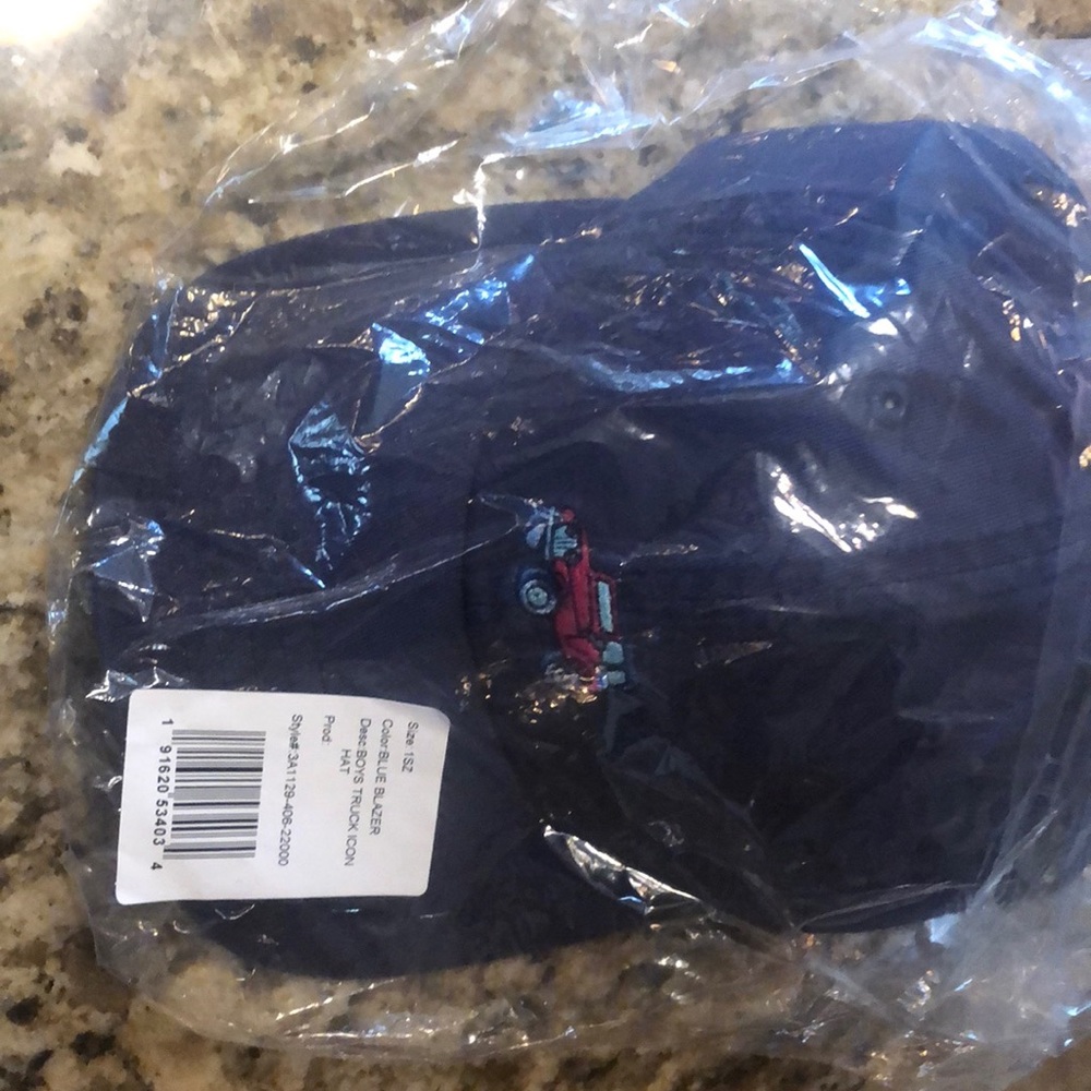 New still in bag vineyard vines hat